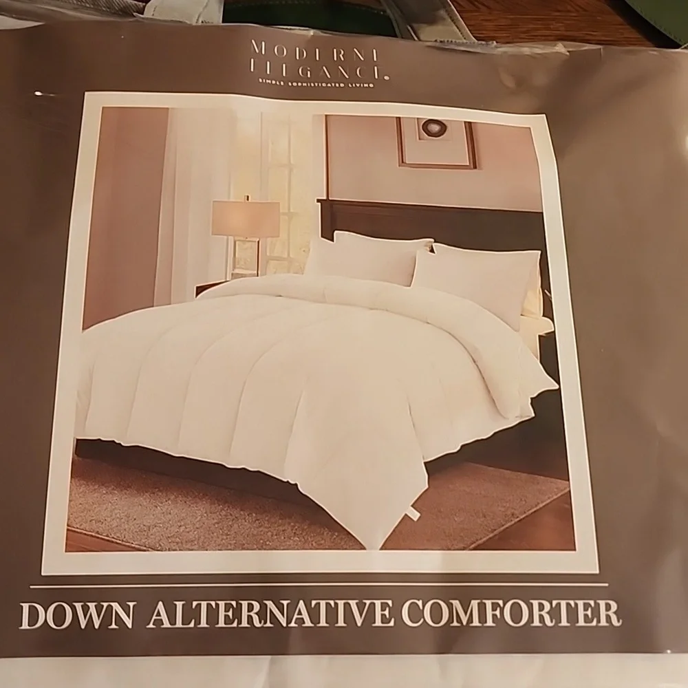 Down alternative comforter